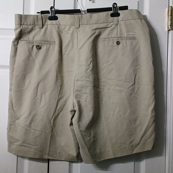 Izod  tan pleated front shorts  Sz 40 NWOT - Picture 3 of 4